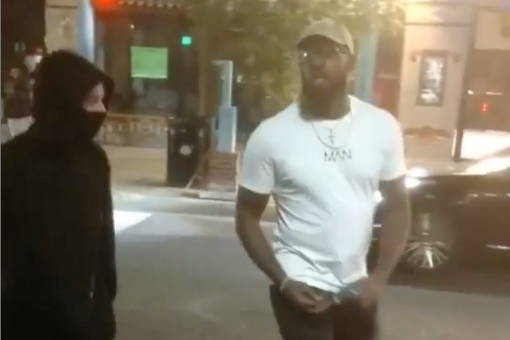 Eks Juara UFC Ini Bantu Amankan Jalanan dari Aksi Vandalisme di Tengah Kisruhnya Amerika Eks Juara UFC Ini Bantu Amankan Jalanan dari Aksi Vandalisme di Tengah Kisruhnya Amerika