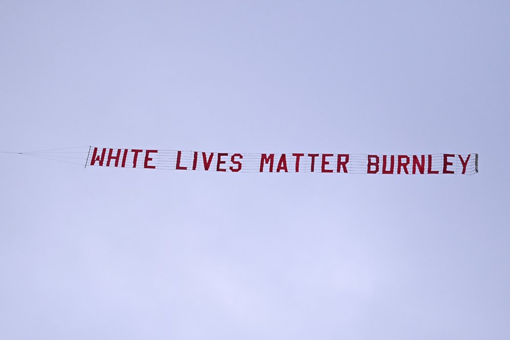 Kontroversi, Slogan 'White Lives Matter' Muncul Saat Manchester City Hadapi Burnley Kontroversi, Slogan 'White Lives Matter' Muncul Saat Manchester City Hadapi Burnley