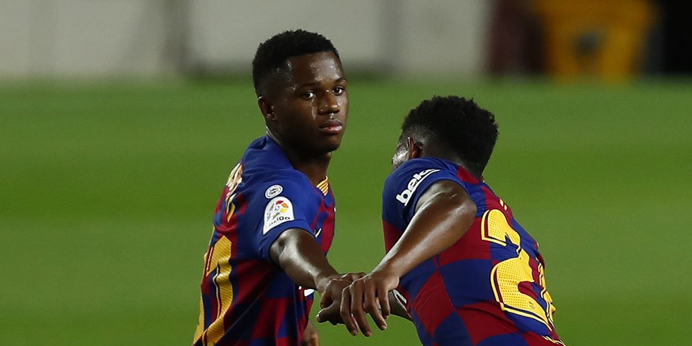 Pemain Barcelona Ansu Fati (kiri) setelah mencetak gol ke gawang Leganes dalam laga La Liga di Camp Nou, Rabu, 17 Juni 2020. (c) AP Photo