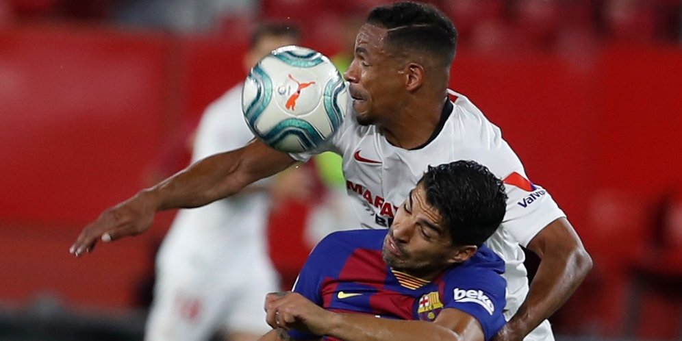 Fernando berduel dengan Luis Suarez (c) AP Photo