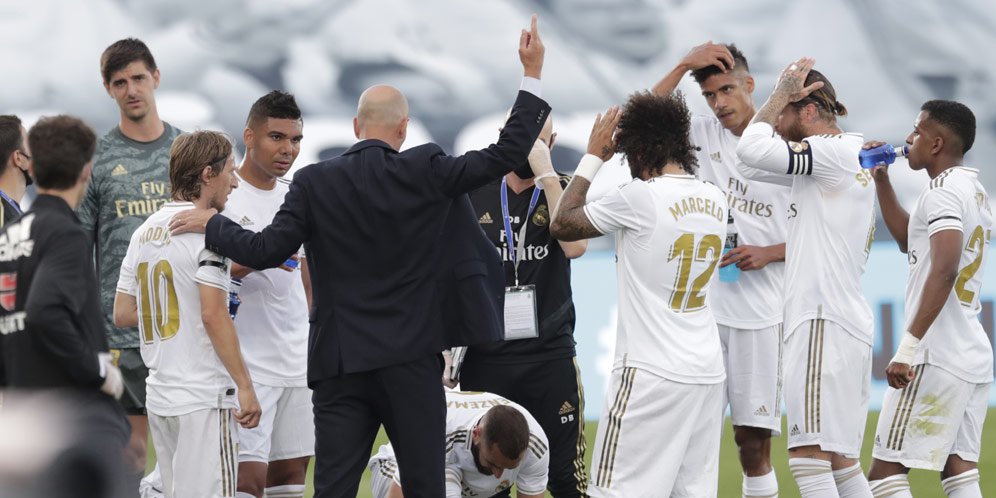 Zinedine Zidane memberi instruksi pada pemain Real Madrid di laga melawan Eibar, Senin (15/6/2020) dini hari WIB (c) AP Photo
