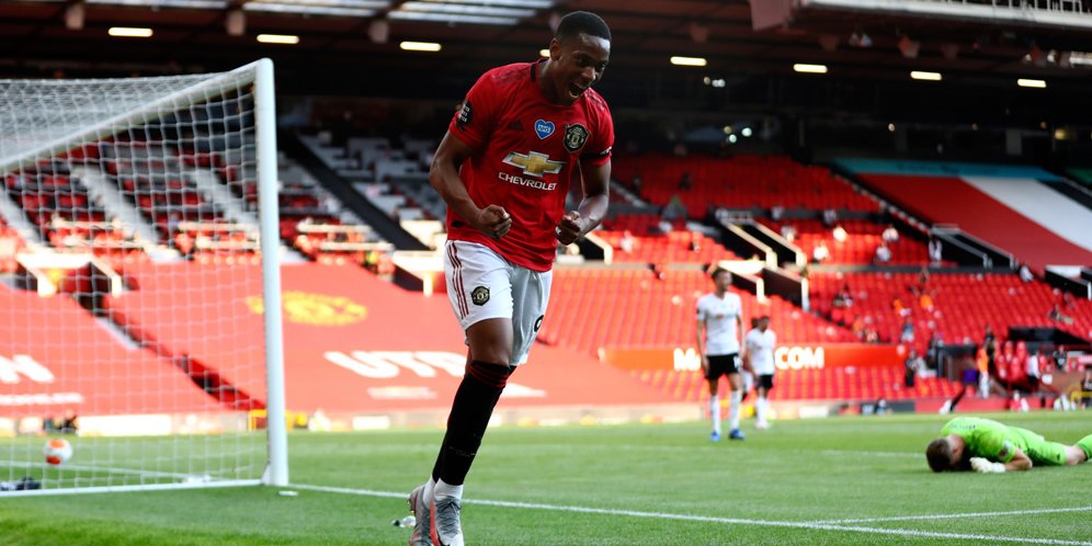 Striker Manchester United, Anthony Martial, merayakan hattrick-nya ke gawang Sheffield United. (c) AP Photo