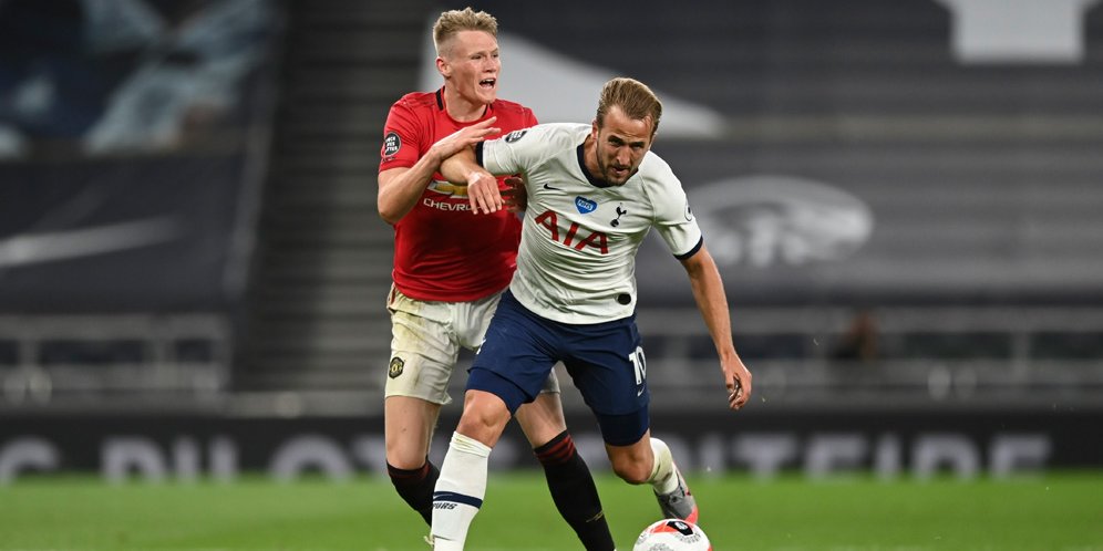 Scott McTominay berduel dengan Harry Kane pada pertandingan Tottenham vs Manchester United (c) AP Photo