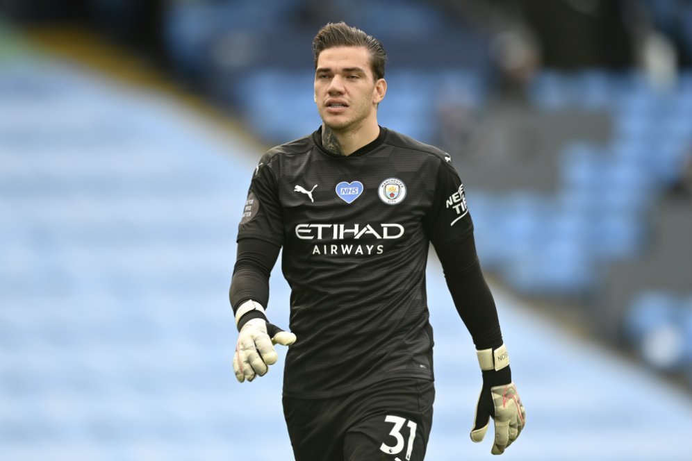 Man City vs Man Utd: Foto Viral Duduk di Tengah Lapangan, Begini Kata Ederson Man City vs Man Utd: Foto Viral Duduk di Tengah Lapangan, Begini Kata Ederson