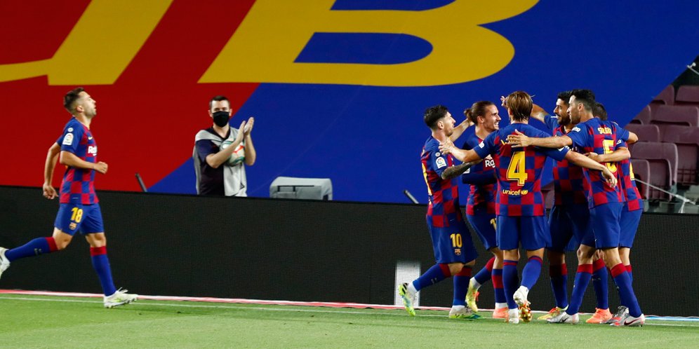 Skuad Barcelona merayakan gol Luis Suarez ke gawang Espanyol. (c) AP Photo