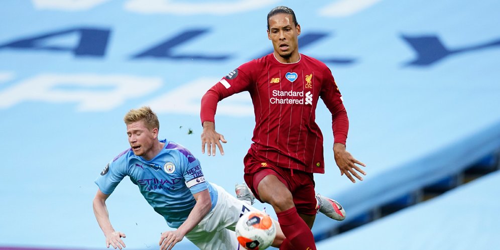 Pertarungan Kevin De Bruyne dengan Virgil van Dijk pada duel Manchester City vs Liverpool di Premier League 2019/20 (c) AP Photo