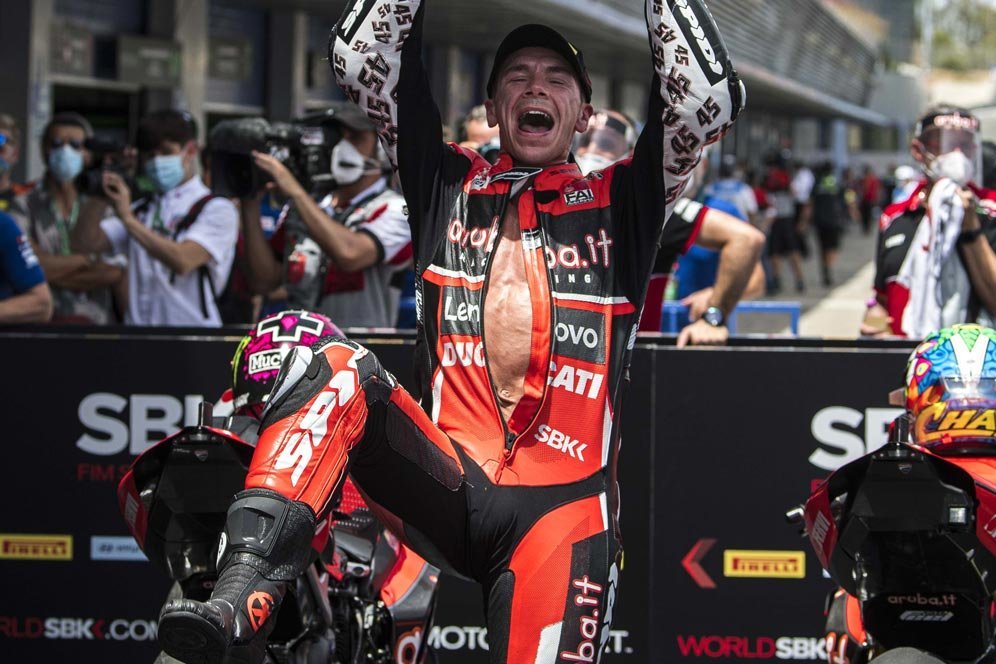 Menyentuh, Kisah Scott Redding Jumpa Anak Penjual Gelang Jelang WorldSBK Mandalika Menyentuh, Kisah Scott Redding Jumpa Anak Penjual Gelang Jelang WorldSBK Mandalika