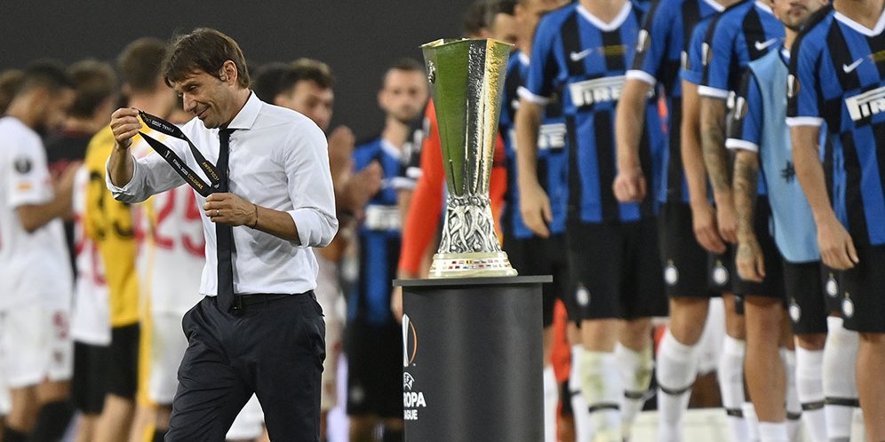 Pelatih Inter Milan, Antonio Conte, melenggang dari podium usai mendapatkan medali runner-up Liga Europa pada Sabtu (22/8/2020) dinihari. (c) AP Photo