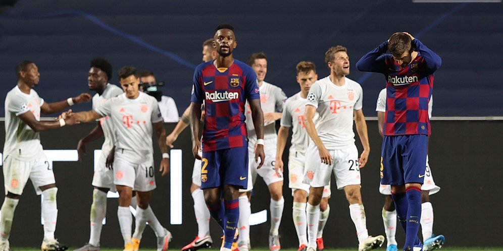Gerard Pique hanya bisa tertunduk melihat pemain Bayern Munchen merayakan gol ke-8 ke gawang Barcelona di Liga Champions 2019-20. (c) AP Photo