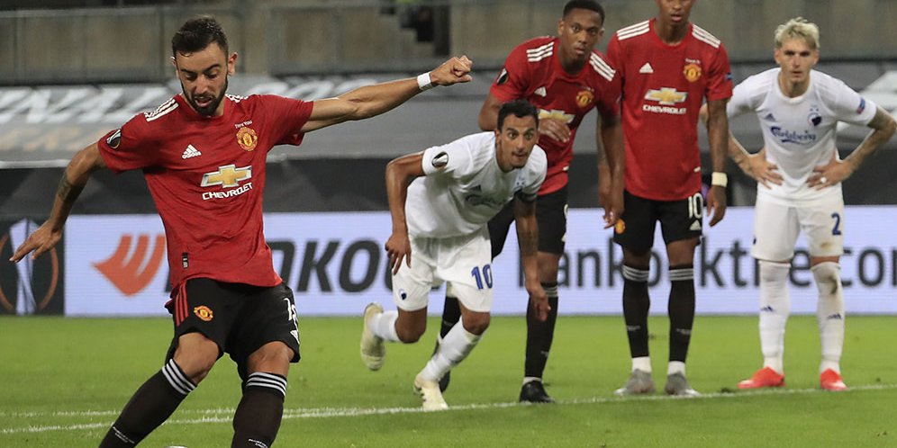 Pemain Manchester United, Bruno Fernandes, mengeksekusi penalti dalam laga perempat final Liga Europa kontra FC Copenhagen hari Selasa (11/8/2020). (c) AP Photo