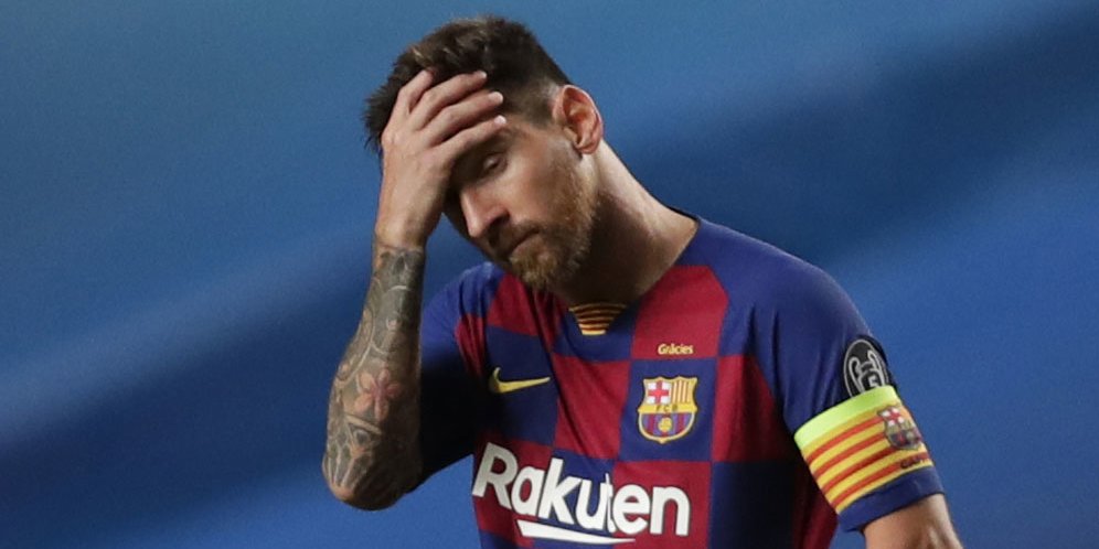Bintang Barcelona, Lionel Messi, tampak kecewa saat timnya kalah atas Bayern Munchen pada babak perempat final Liga Champions hari Sabtu (15/8/2020). (c) AP Photo