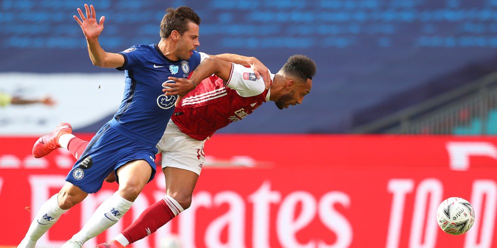 Momen ketika Cesar Azpilicueta menjatuhkan Pierre-Emerick Aubameyang pada duel Arsenal vs Chelsea, final FA Cup 2020. (c) AP Photo