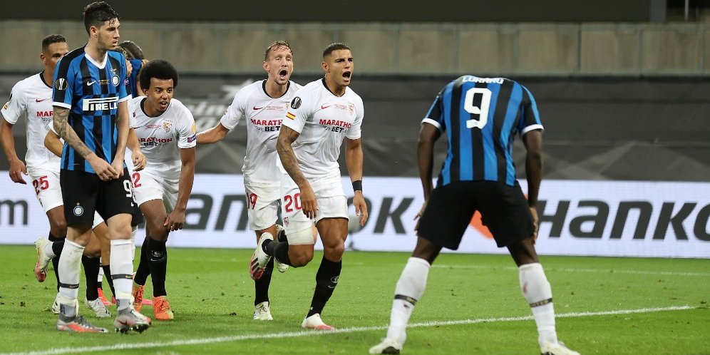Selebrasi Diego Carlos dan ekspresi kekecewaan Romelu Lukaku dalam partai final Liga Europa 2019-20, Sabtu (22/8/2020) (c) Pool Getty via AP Photo