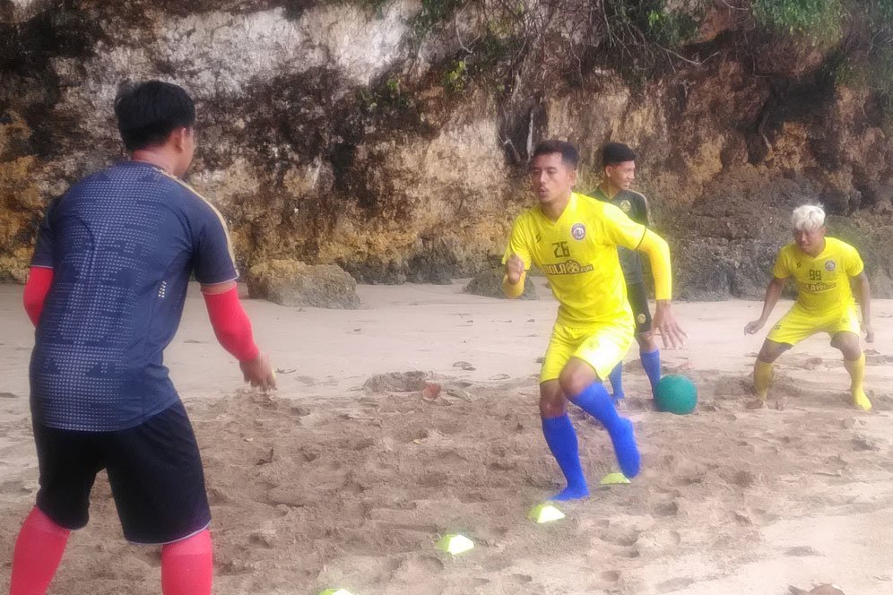 Latihan Fisik Spesial Arema FC di Pantai Nganteb, Yudo dan Taufik Berlatih Terpisah Latihan Fisik Spesial Arema FC di Pantai Nganteb, Yudo dan Taufik Berlatih Terpisah