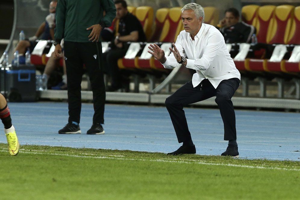 Protes Unik Jose Mourinho di Laga Melawan Shkendija: Gawang Terlalu Kecil, 5 cm Protes Unik Jose Mourinho di Laga Melawan Shkendija: Gawang Terlalu Kecil, 5 cm