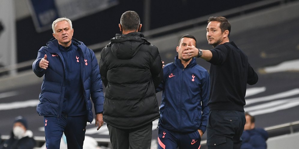 Momen ketika pelatih Tottenham, Jose Mourinho, bersitegang dengan nahkoda Chelsea, Frank Lampard (kanan), dalam laga babak 16 besar Carabao Cup hari Rabu (30/9/2020). (c) AP Photo
