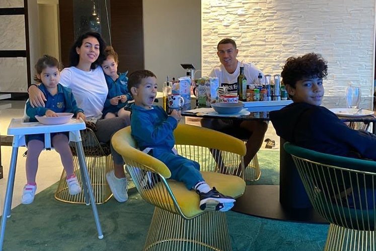 Mengintip Liburan Cristiano Ronaldo dan Georgina Rodriguez: Baby Bella Esmeralda Sudah Diajak Ikut Serta! Mengintip Liburan Cristiano Ronaldo dan Georgina Rodriguez: Baby Bella Esmeralda Sudah Diajak Ikut Serta!