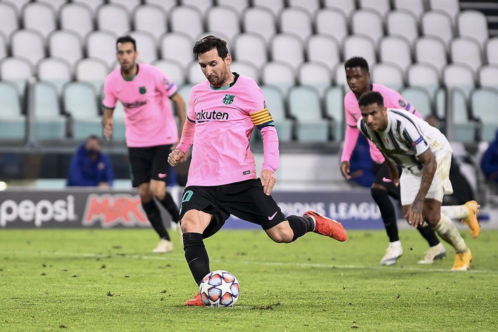 Momen Paling 'Uwu' di Laga Juventus vs Barcelona: Koeman dan Messi Berpelukan Momen Paling 'Uwu' di Laga Juventus vs Barcelona: Koeman dan Messi Berpelukan