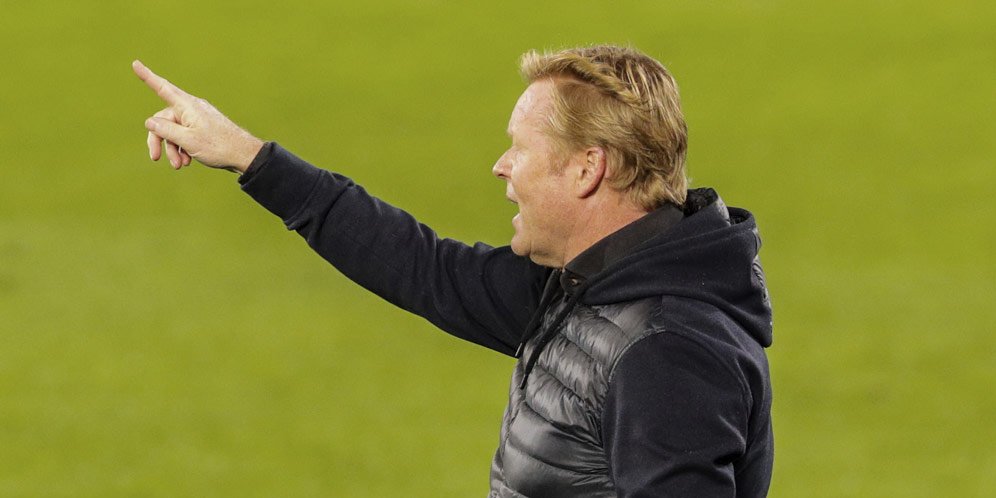 Pelatih Barcelona, Ronald Koeman, sedang memberi instruksi pada laga melawan Celta Vigo di pekan keempat La Liga 2020/2021 (c) AP Photo