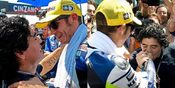 Pertemanan Penuh Rasa Hormat antara Diego Maradona dan Valentino Rossi Pertemanan Penuh Rasa Hormat antara Diego Maradona dan Valentino Rossi