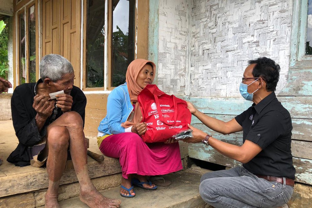 EMTEK Peduli Corona Kembali Salurkan Paket Sembako dan Masker Kain untuk Warga Terdampak Corona EMTEK Peduli Corona Kembali Salurkan Paket Sembako dan Masker Kain untuk Warga Terdampak Corona