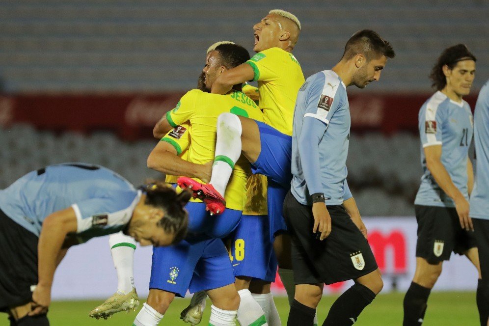 Hasil Pertandingan Uruguay vs Brasil: Skor 0-2 Hasil Pertandingan Uruguay vs Brasil: Skor 0-2