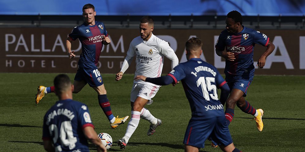Bintang Real Madrid Eden Hazard dikepung pemain Huesca. (c) AP Photo