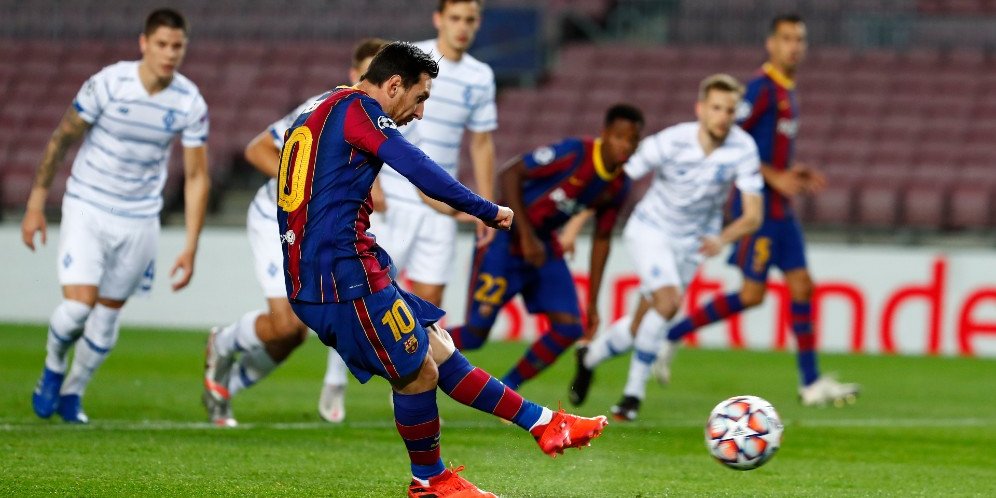 Lionel Messi mencetak gol dari titik penalti dalam laga Barcelona vs Dynamo Kiev, Kamis (5/11/2020) (c) AP Photo