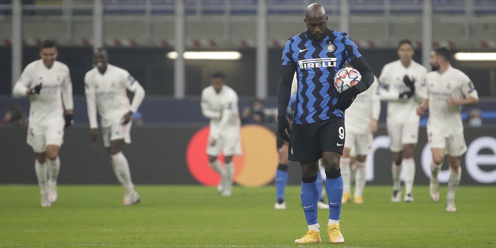 Penyerang Inter Milan, Romelu Lukaku, terlihat lesu sembari membawa bola saat menghadapi Real Madrid di laga lanjutan fase grup Liga Champions hari Kamis (26/11/2020). (c) AP Photo