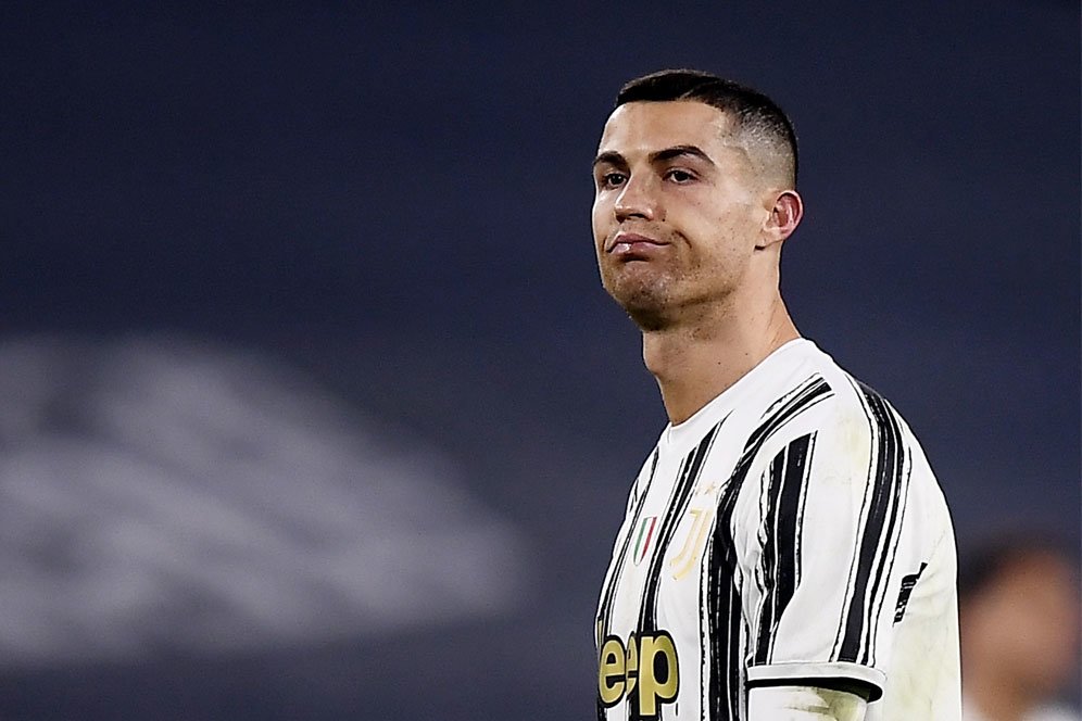 Cristiano Ronaldo Pernah Kunyah Rumput karena Kesal pada Maurizio Sarri di Juventus Cristiano Ronaldo Pernah Kunyah Rumput karena Kesal pada Maurizio Sarri di Juventus
