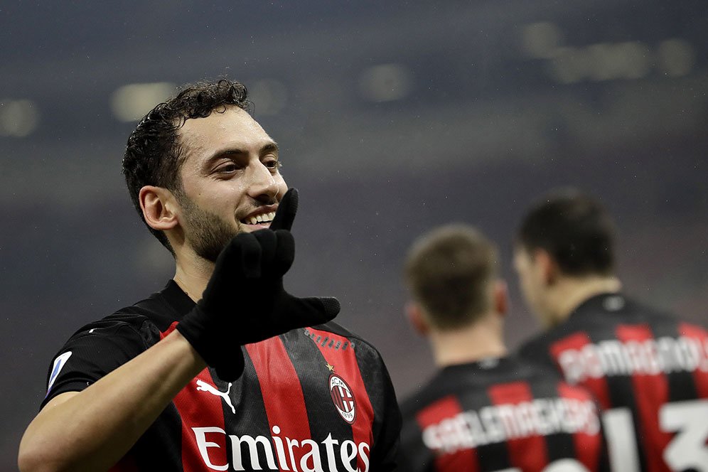Calhanoglu Cabut dari Milan ke Inter, Netizen: Loyalitas di Italia Nggak Ada, Milanisti Hepi! Calhanoglu Cabut dari Milan ke Inter, Netizen: Loyalitas di Italia Nggak Ada, Milanisti Hepi!