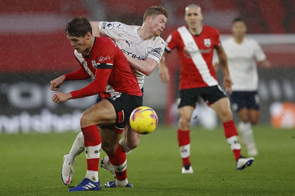 Mirip Van Dijk, Liverpool Disarankan Gaet Bek Southampton Ini Mirip Van Dijk, Liverpool Disarankan Gaet Bek Southampton Ini