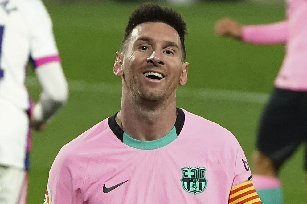 Epik! Ratusan Botol Bir Dibagikan untuk Para Kiper Korban Keganasan Messi