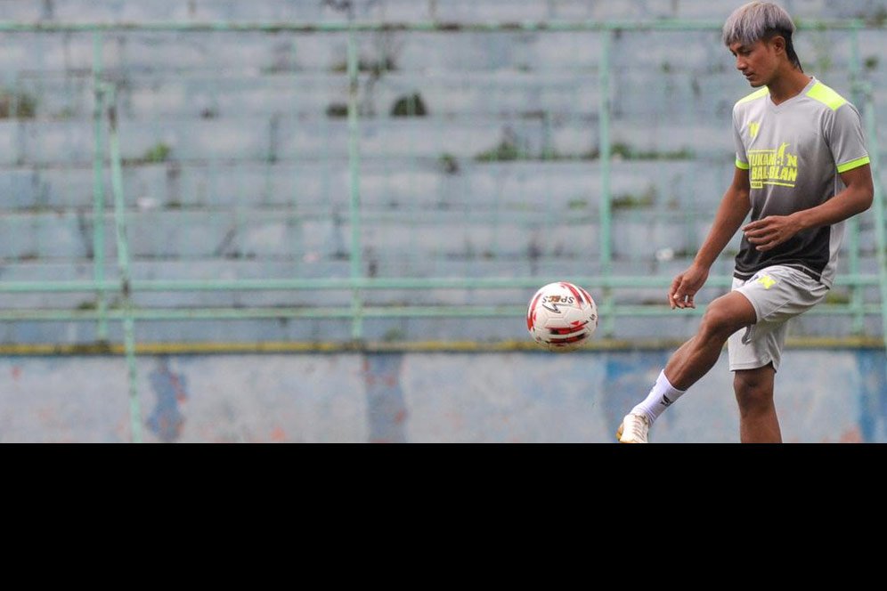 Cerita Bek Arema Ahmad Alfarizi tentang Rahasia Kekuatan Dua Kakinya Cerita Bek Arema Ahmad Alfarizi tentang Rahasia Kekuatan Dua Kakinya