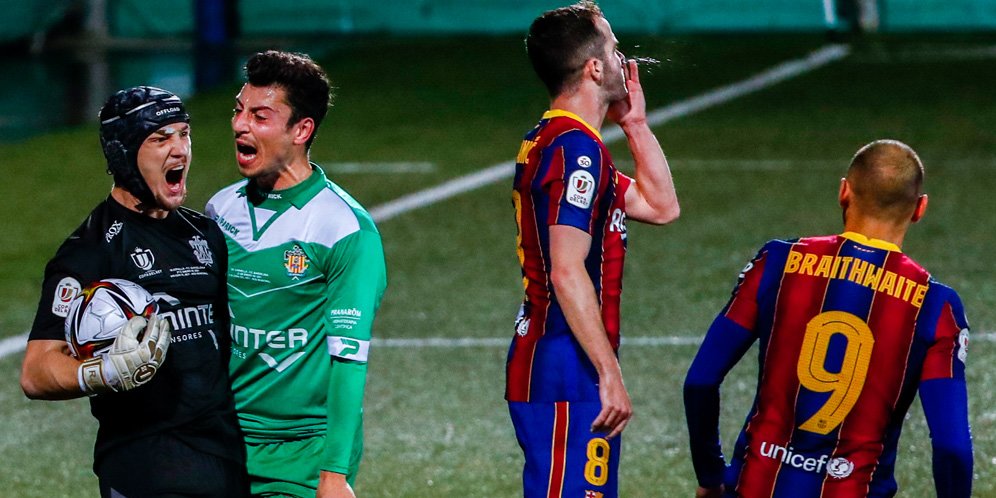 Momen sesaat setelah Ramon Juan menghentikan penalti Miralem Pjanic, Cornella vs Barcelona, Copa del Rey 2020/21. (c) AP Photo