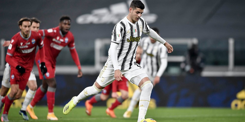 Eksekusi penalti Alvaro Morata pada duel Juventus vs SPAL, Coppa Italia 2020/21. (c) AP Photo