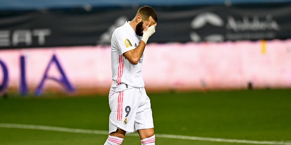 Ekspresi kekecewaan Karim Benzema usai Real Madrid tersingkir dari Supercopa de Espana 2020/21. (c) AP Photo