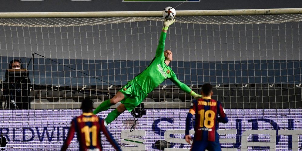 Salah satu momen penyelamatan Marc-Andre ter Stegen, Real Sociedad vs Barcelona, semifinal Supercopa de Espana 2020/21. (c) AP Photo
