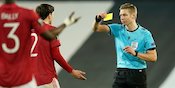 Dengkul Kungfu ala Victor Lindelof, Netizen: Ini Triple H atau Van Damme?!