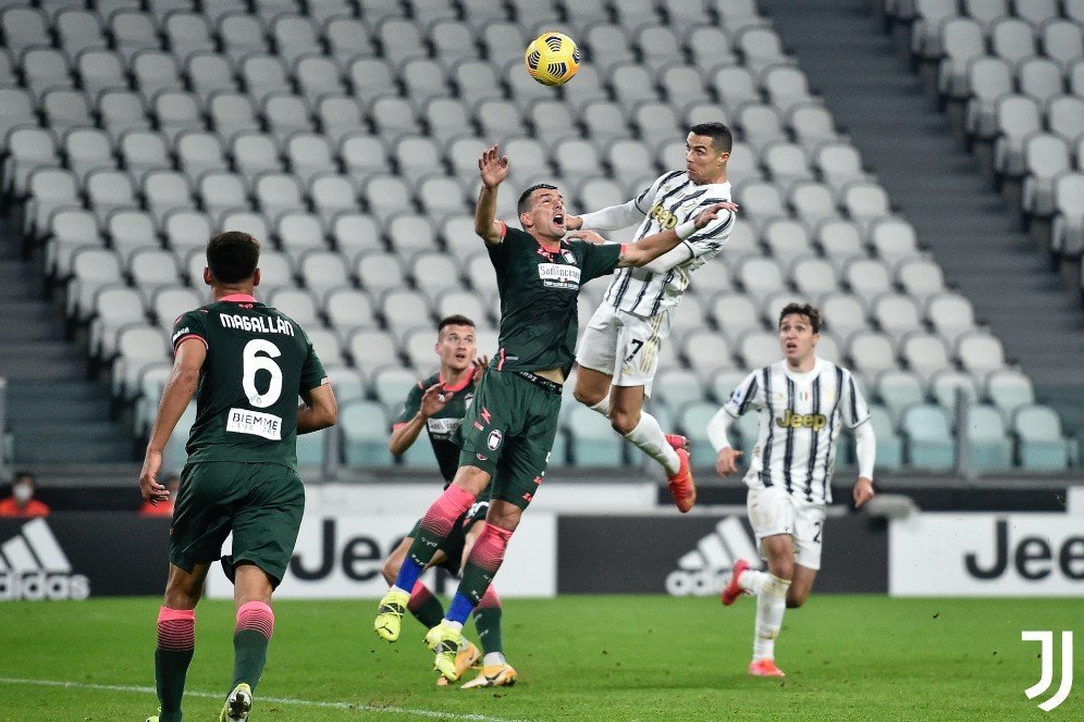 Cristiano Ronaldo Borong 2 Gol Lewat Sundulan, Lompatan Super CR7 Kembali jadi Buah Bibir
