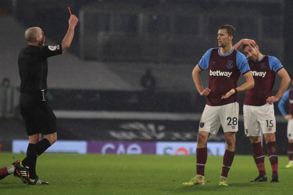 Mike Dean Terima Ancaman Pembunuhan, Thomas Soucek pun Ikut Cemas Mike Dean Terima Ancaman Pembunuhan, Thomas Soucek pun Ikut Cemas