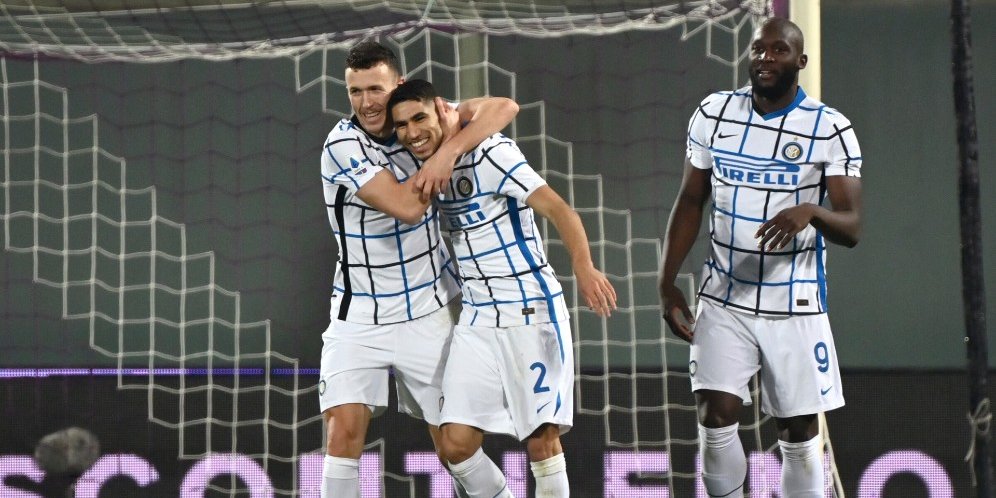 Ivan Perisic dan Achraf Hakimi merayakan gol Inter ke gawang Fiorentina, Sabtu (6/2/2021) (c) La Presse via AP Photo