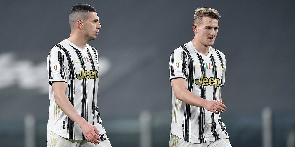 Tandem bek Juventus, Merih Demiral (kiri) dan Matthijs De Ligt (kanan) saat menghadapi Inter Milan di laga leg kedua semifinal Coppa Italia, Rabu (10/2/2021). (c) Juventus FC