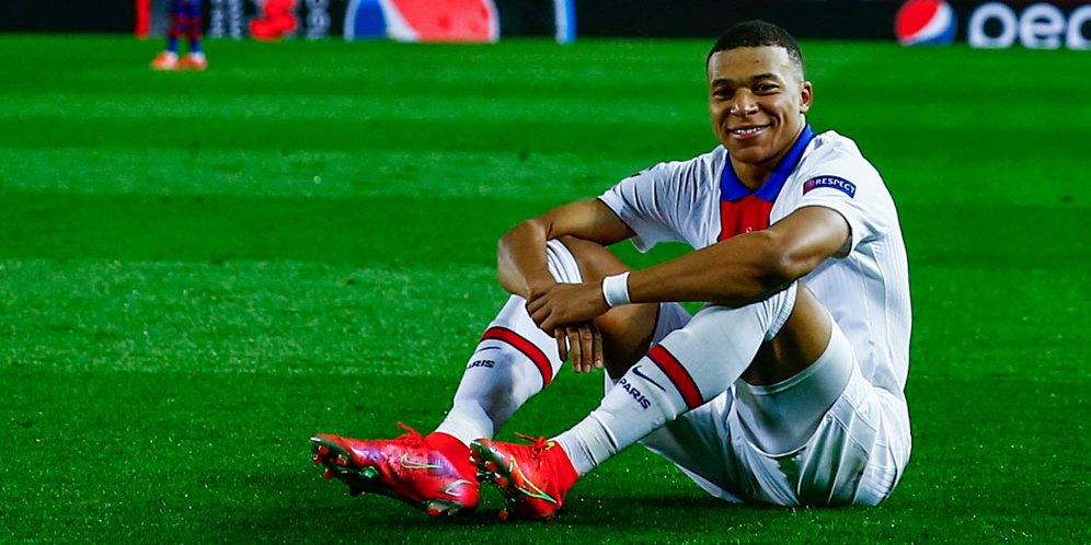 Ekspresi Kylian Mbappe setelah membobol gawang Barcelona, Rabu (17/2/2021) dini hari WIB di leg I babak 16 besar Liga Champions. (c) AP Photo