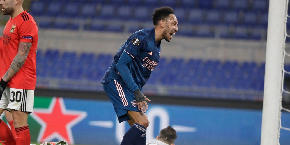 Striker Arsenal, Pierre-Emerick Aubameyang membuang peluang dalam laga kontra Benfica, Jumat (19/2/2021) (c) AP Photo
