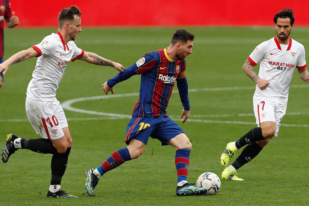 Ivan Rakitic Berharap Messi Bertahan di Barcelona Ivan Rakitic Berharap Messi Bertahan di Barcelona