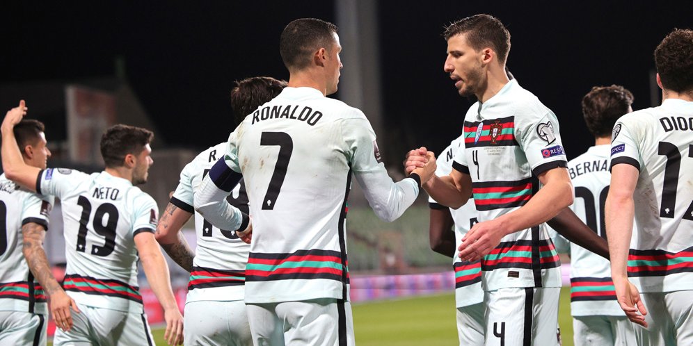 Skuad Portugal merayakan gol Cristiano Ronaldo ke gawang Luksemburg, Kualifikasi Piala Dunia 2022. (c) AP Photo