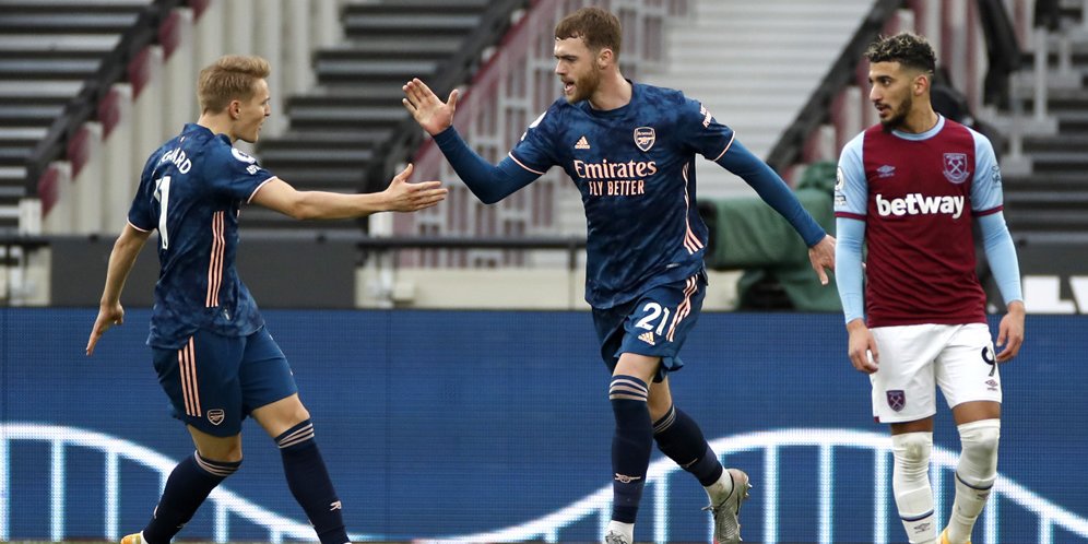Martin Odegaard merayakan gol Callum Chambers ke gawang West Ham United. (c) Arsenal