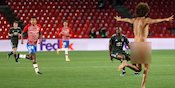 Wakacau, Seorang Pria Bugil Nekat Masuk ke Lapangan di Tengah Laga Granada vs MU! Wakacau, Seorang Pria Bugil Nekat Masuk ke Lapangan di Tengah Laga Granada vs MU!