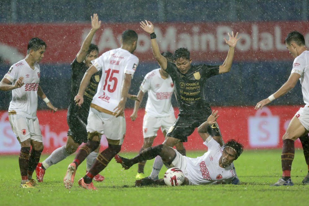 Hujan Deras Dinilai Berpengaruh Terhadap Permainan PSIS Semarang Hujan Deras Dinilai Berpengaruh Terhadap Permainan PSIS Semarang